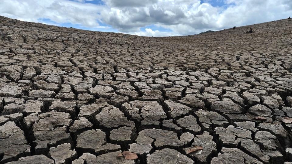 Tierra resquebrajada durante una sequía en Honduras