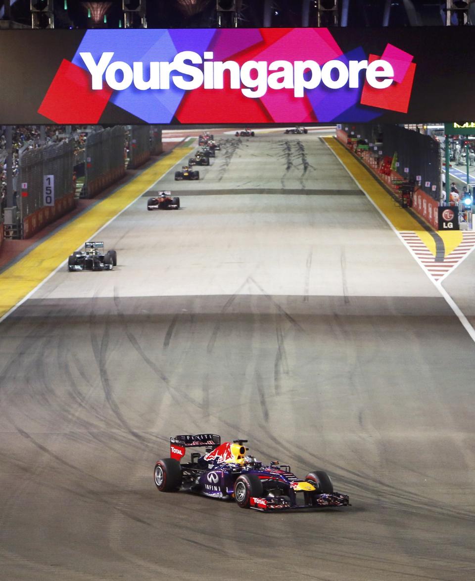 Red Bull Formula One driver Sebastian Vettel of Germany drives ahead of the field on lap two of the Singapore F1 Grand Prix at the Marina Bay street circuit in Singapore September 22, 2013. REUTERS/Edgar Su (SINGAPORE - Tags: SPORT MOTORSPORT F1)