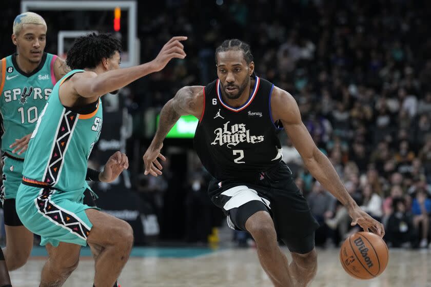 Los Angeles Clippers forward Kawhi Leonard (2) drives around San Antonio Spurs forward Jeremy Sochan.