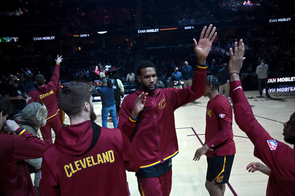 CLEVELAND, OHIO - Dean Wade #32 Evan Mobley #4 y Darius Garland #10 de los Cleveland Cavaliers celebran duriante las presentaciones de los jugadores previo al partido ante los Milwaukee Bucks en el  Rocket Mortgage Fieldhouse el 26 de enero de 2022 en Cleveland, Ohio. (Foto de Jason Miller/Getty Images)