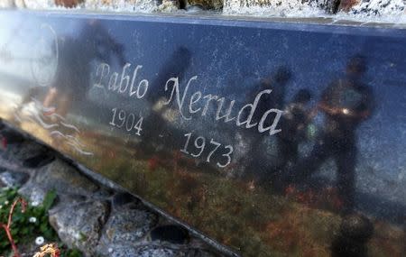 A view of the tombstone of Chilean poet and Nobel laureate Pablo Neruda inside the grounds of his house-museum before the exhumation of his remains in the coastal town of Isla Negra, about 106 km (66 miles) northwest of Santiago April 7, 2013. REUTERS/Eliseo Fernandez