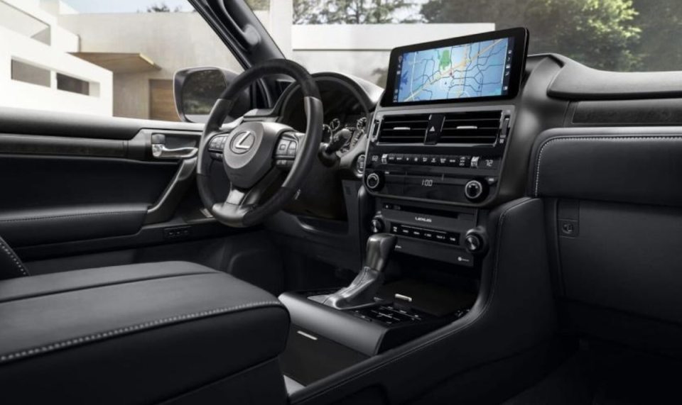 Lexus GX 在 2022 年式升級 10.3 吋觸控螢幕，同時可以支援 Apple CarPlay、Android Auto 手機連接。