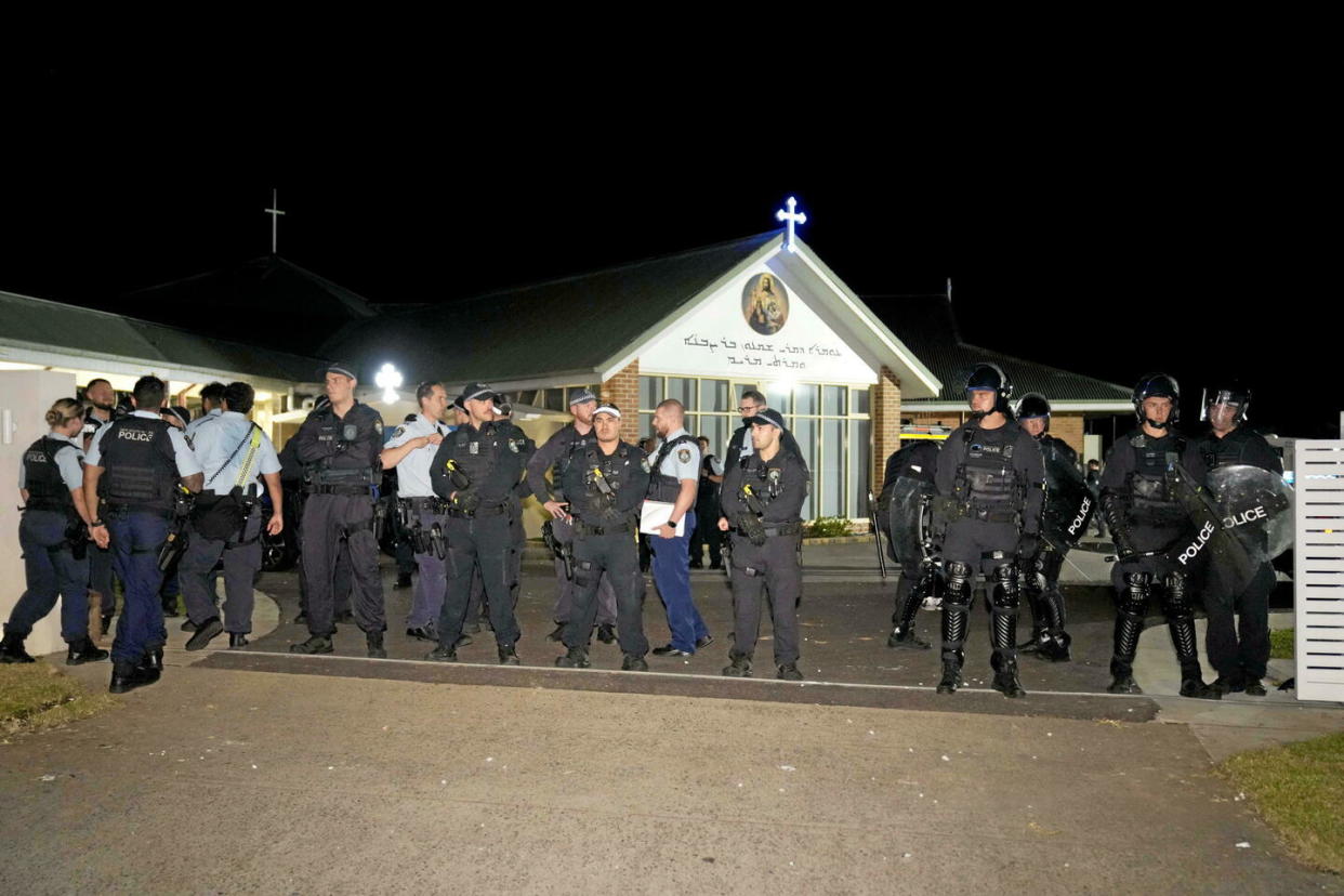 Une attaque au couteau s'est produite dans une église assyrienne de Sydney lundi 15 avril, quatre personnes ont été blessées.  - Credit:Mark Baker/AP/SIPA