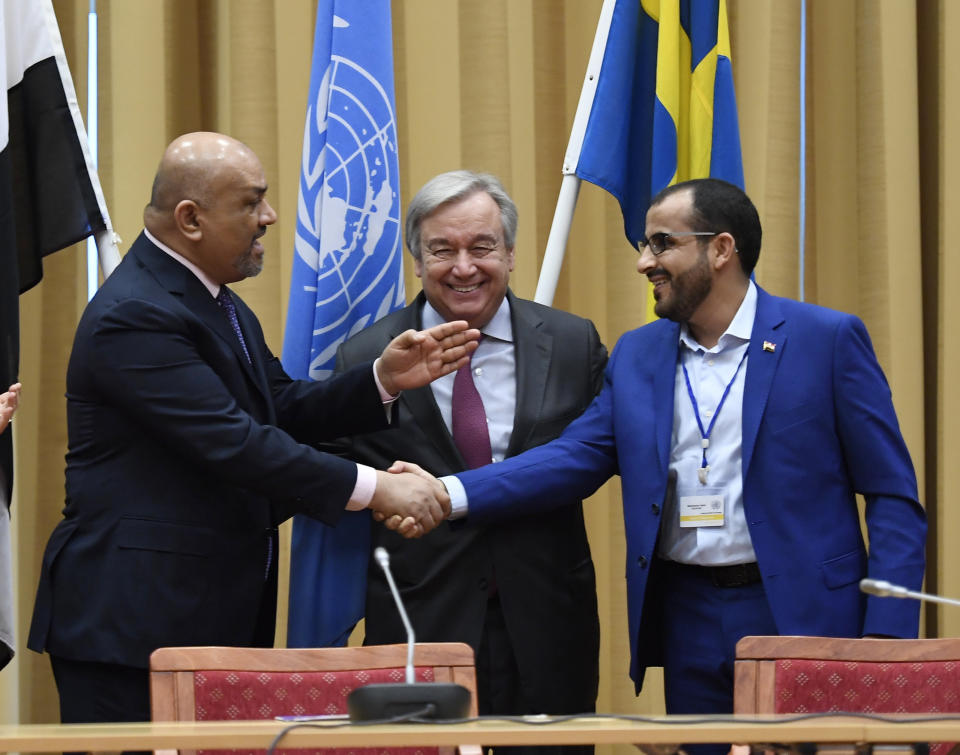 CORRECTS LAST NAME TO ABDULSALAM, NOT AMDUSALEM - Head of delegation for rebel forces known as Houthis, Mohammed Abdulsalam, right, and Yemen Foreign Minister Khaled al-Yaman, left, shake hands together with U.N. Secretary-General Antonio Guterres, during the Yemen peace talks closing press conference at the Johannesberg castle in Rimbo, north of Stockholm, Sweden, Thursday Dec. 13, 2018. The United Nations secretary-general on Thursday announced that Yemen's warring sides have agreed after week-long peace talks in Sweden to a province-wide cease-fire in Hodeida. (Pontus Lundahl/TT News agency via AP)