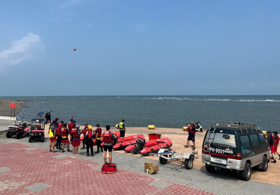 台中市消防局船艇與空勤直升機昨日繼續搜救戲水失蹤的王姓男高中生。（記者陳金龍攝）