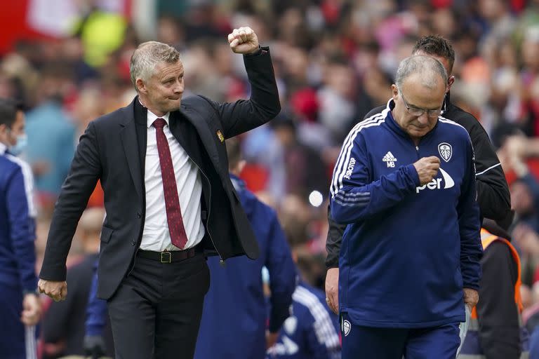 El entrenador del Manchester United, Ole Gunnar Solskjaer, a la derecha, es felicitado por el entrenador en jefe del Leeds United, Marcelo Bielsa,