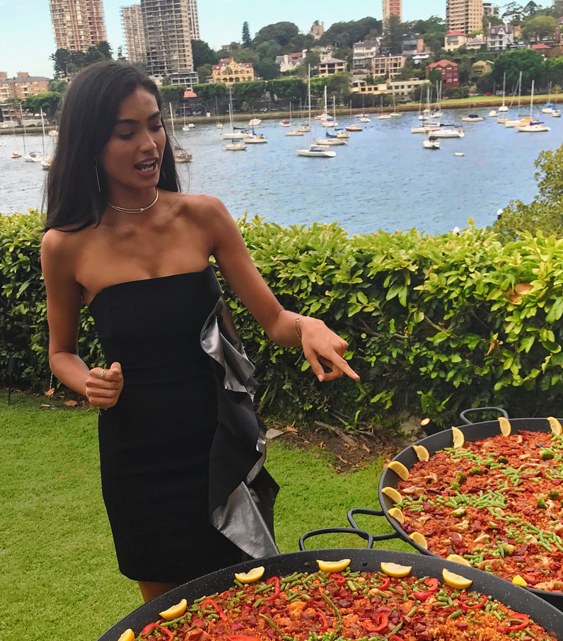 <p>Model Kelly Gale bräunte ihren Sixpack im australischen Sydney. Dort konnte sie auch endlich wieder ordentlich reinhauen und ließ sich gemeinsam mit Freunden eine Paella schmecken. (Bild: Instagram/kellybellyboom) </p>