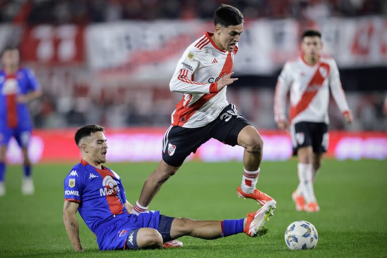 Escena del partido que disputan River Plate y Tigre