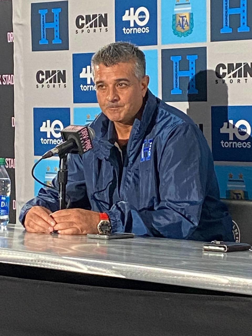 El entrenador de Honduras Diego Martín Vázquez participa en la conferencia de prensa previa al partido amistoso entre su selección y Argentina, el 22 de septiembre de 2022 en el DRV PNK en Fort Lauderdale.