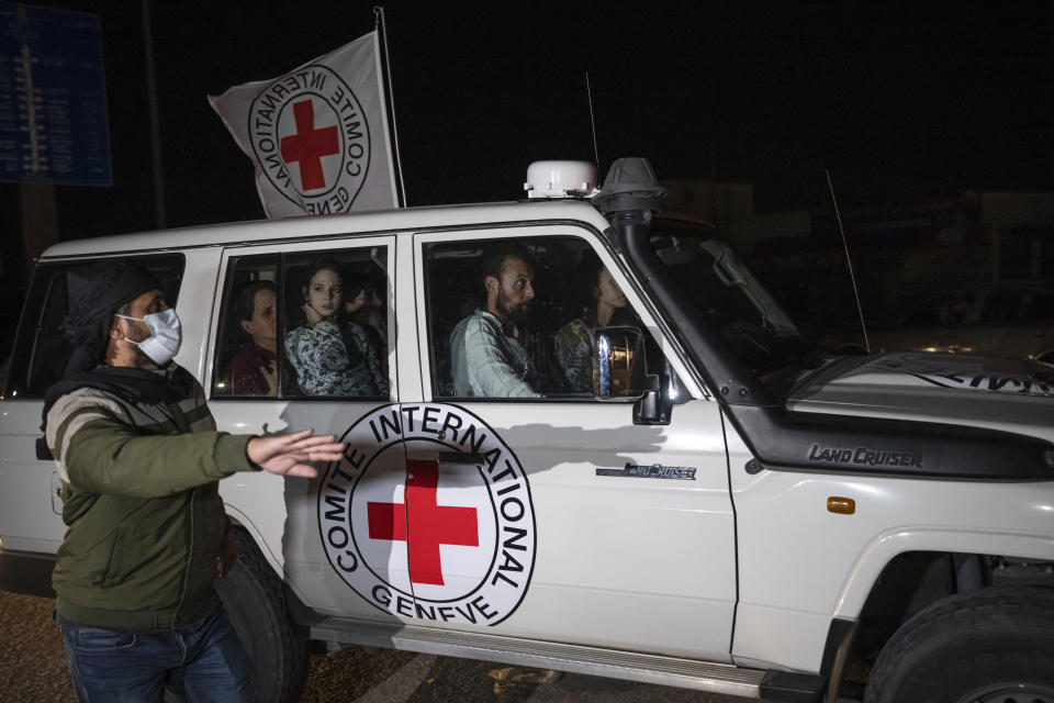 Un vehículo de Cruz Roja con rehenes israelíes liberados a bordo se dirige al paso fronterizo entre Gaza y Egipto, en Rafah, el 25 de noviembre de 2023. (AP Foto/Fatima Shbair)