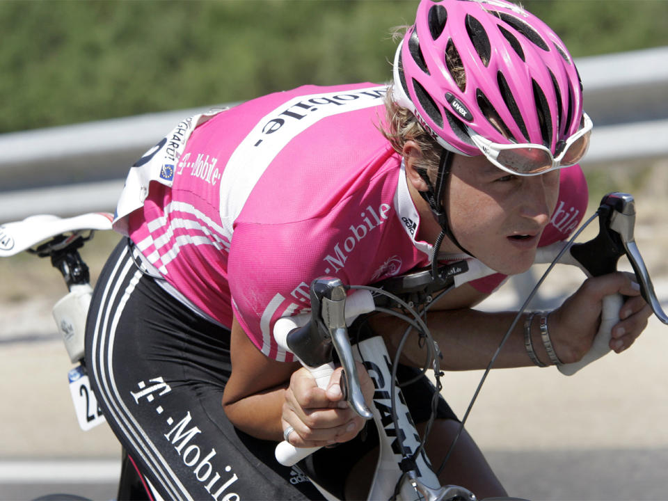 Seelenruhig überquerte 2007 ein Golden Retriever die Fahrstrecke der 7. Etappe nach Le Grand-Bornand. Der Vierbeiner lief dem Fahrer Marcus Burghardt direkt vor das Rad. Der deutsche Profi konnte nicht mehr ausweichen. Passiert ist ihnen zum Glück nichts. Beide kamen mit einem Schrecken davon. (Bild-Copyright: Christophe Ena/AP Photo)