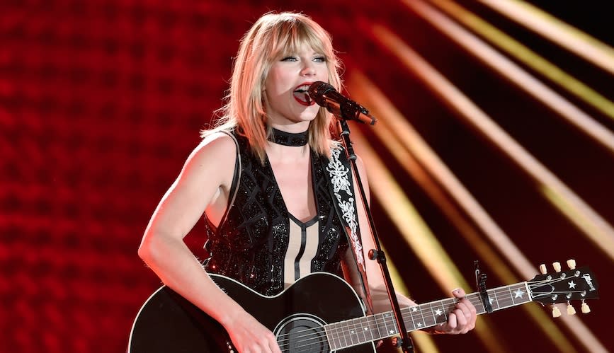 Taylor Swift’s throwback pic to the release of her first album is TOO CUTE!