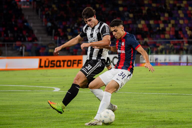 Duelo de juveniles en el estadio Madre de Ciudades: Tobías Medina remata ante la marca de Ignacio Galván, que debutó en Central Cordoba