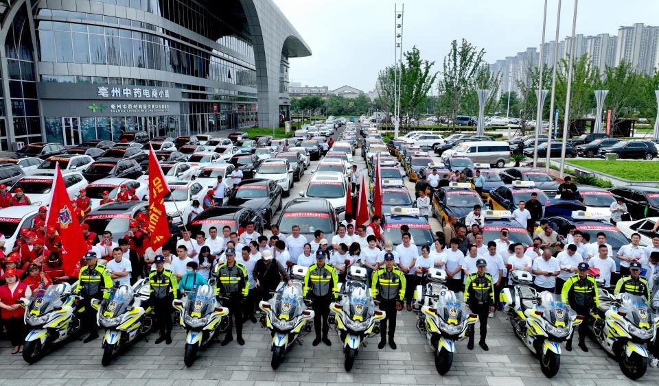 Traffic policemen and car owners attend the launching ceremony of a 'volunteer fleet' serving for students taking the 2023 National College Entrance Exam (aka Gaokao) on June 5, 2023 in Bozhou, Anhui Province of China.