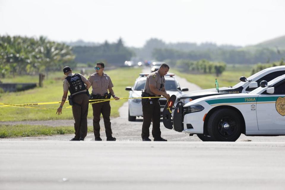 Agentes policiales de Miami-Dade y Broward investigan el lugar donde encontraron el cuerpo de un agente policial de Broward, en Homestead, el martes 18 de junio de 2024.