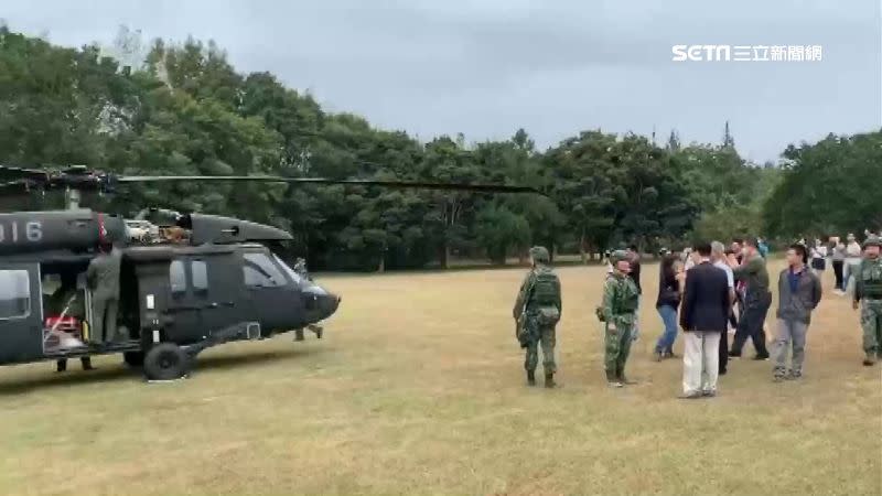 黑鷹直升機飛進大學操場，吸引學生民眾圍觀。