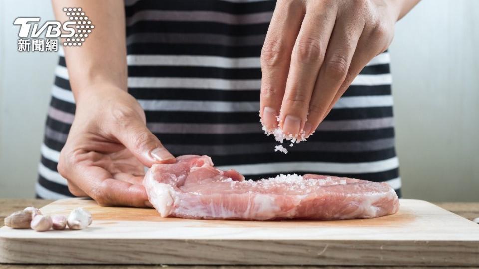 快速退冰第一步，肉品表面撒適量食鹽塗抹均勻。（示意圖／shutterstock達志影像）