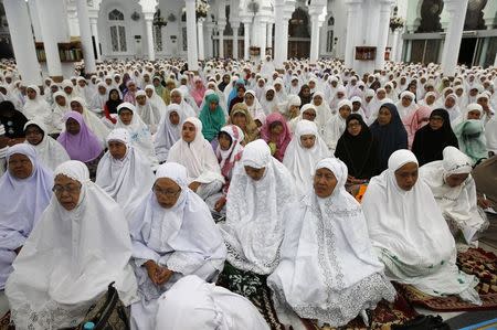 Acehnese women attend a mass prayer for the 2004 tsunami victims at Baiturrahman Grand Mosque in Banda Aceh, December 25, 2014. REUTERS/Beawiharta