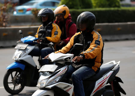 Uber motorcycle taxi drivers drive on a street in Jakarta, Indonesia September 20, 2017. REUTERS/Darren Whiteside