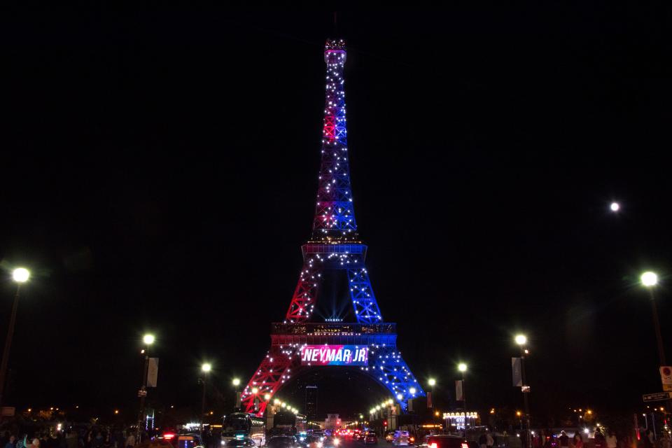 La Tour Eiffel souhaite la bienvenue à Neymar