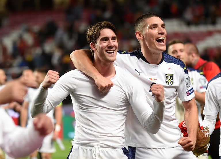 El festejo de Dusan Vlahovic y Nikola Milenković, en un partido de las eliminatorias entre Serbia y Portugal