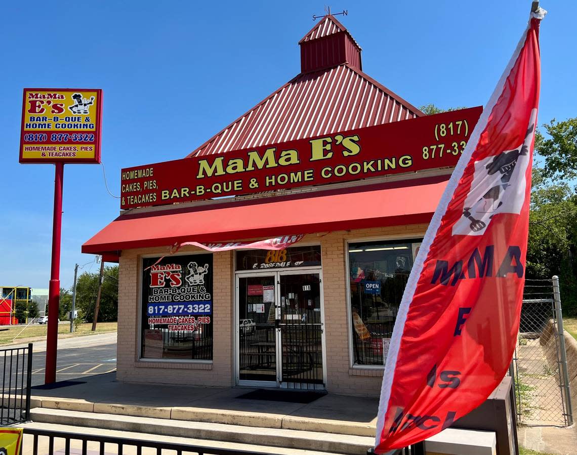 The signs read “MaMa E is Back” outside MaMa E’s Bar-B-Que & Home Cooking Aug, 2, 2023. Bud Kennedy/bud@star-telegram.com