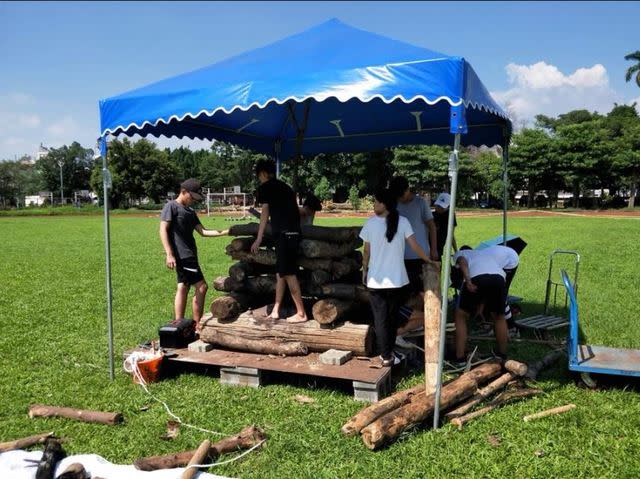 童軍搭建營火示意圖。(南投高中群智童軍團)