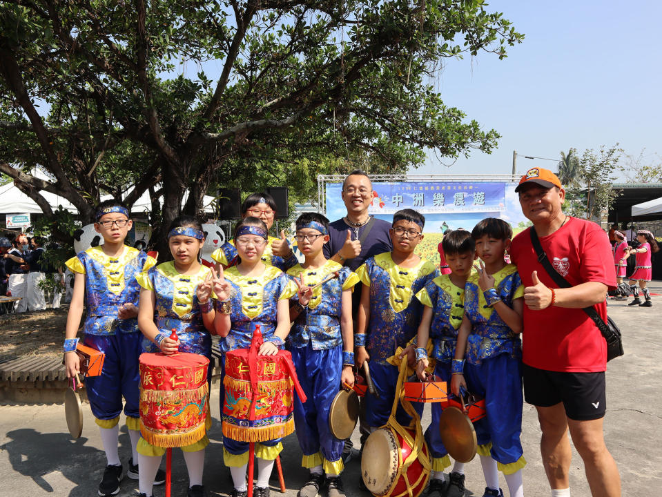 臺南市仁德區公所主辦的「中洲樂農遊」活動，現場還有來自依仁國小的小朋友帶來創意跳鼓陣的表演。