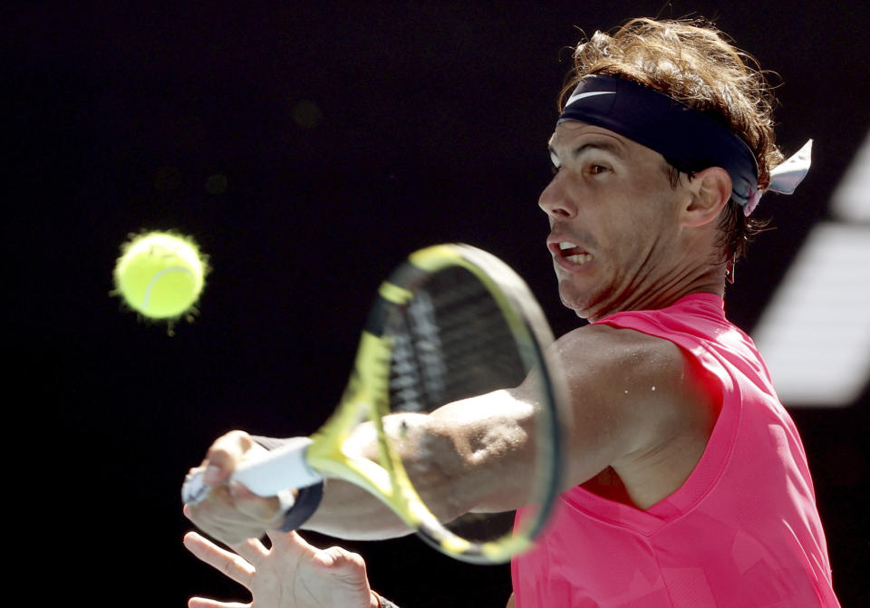 El tenista español Rafael Nadal devuelve una pelota al boliviano Hugo Dellien en su primer partido en el Abierto de Australia, en Melbourne, Australia, el 21 de enero de 2020. (AP Foto/Lee Jin-man)