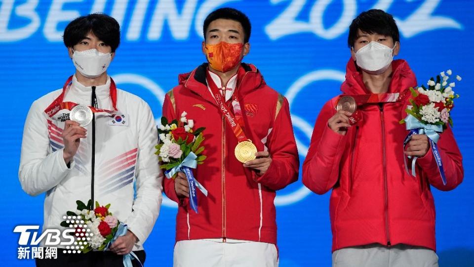 大陸選手高亭宇在競速滑冰500公尺項目中奪得金牌、韓國選手車旼奎奪銀、日本選手森重航拿下銅牌。（圖／達志影像美聯社）