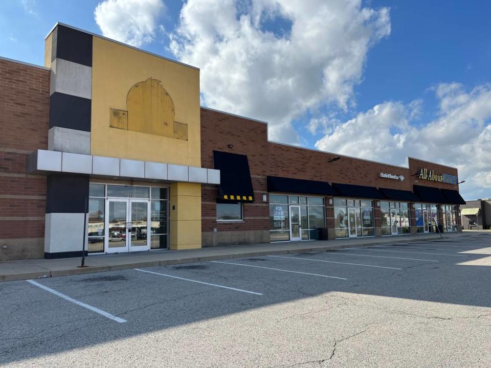 Three out of five spaces, including one that formerly housed a Buffalo Wild Wings restaurant, are vacant in one of the smaller strip malls at Belleville Crossing shopping center. Teri Maddox/tmaddox@bnd.com