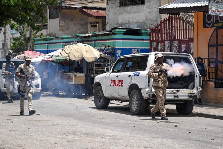 Agentes de policía lanzan gas lacrimógeno a manifestantes durante una protesta contra la inseguridad en Carrefour-Feuilles, un distrito de Puerto Príncipe, Haití, el 14 de agosto de 2023.