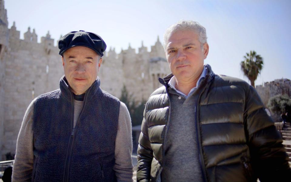 Außerdem begeben sich der Berliner Rechtsmediziner Michael Tsokos (rechts) und Schauspieler Jan Josef Liefers am Gründonnerstag in "Todesrätsel mit Tsokos und Liefers" (22.35 Uhr, RTL) auf Spurensuche. (Bild: RTL)