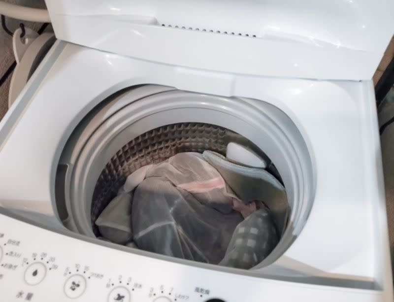 ▲不少人在洗衣服的時候都會使用洗衣袋，但如果是非常會流汗的人來說，其實應該不需要使用。（示意圖／翻攝PhotoAC）