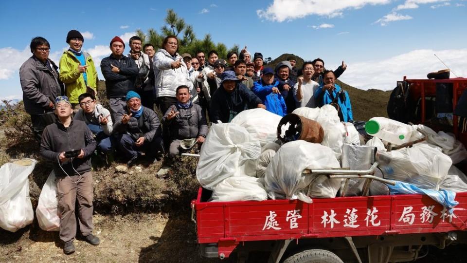 七彩湖生態保護及原住民族資源共管活動人員，動手清理登山客遺留的垃圾約五百公斤並載運下山。(花蓮林管處提供)