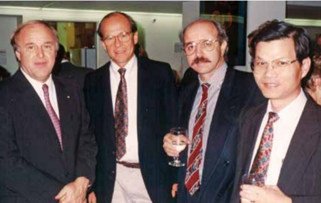 照片左二為2001年諾貝爾化學獎得主夏普里斯（Barry Sharpless），左三為化學系主任、有機合成化學家尼可勞（Kyriacos Costa Nicolaou），合影於1994年。（科學人提供）