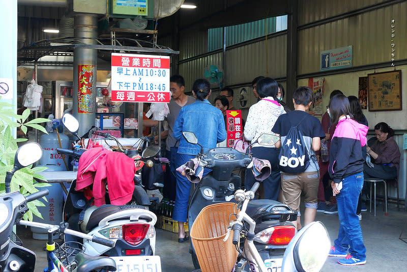 【台南漫步食記】阿輝黑輪 大林路 大同路 體育公園│南區：超人氣排隊香腸黑輪三輪車老攤～甜不辣 炸黑輪 大腸包小腸 貢丸 苦瓜私心推薦必點！再來一罐古早味罐裝蘆筍汁～隱藏鐵皮屋裡的台灣古早味下午茶！建議平日過來避開假日擁擠人潮