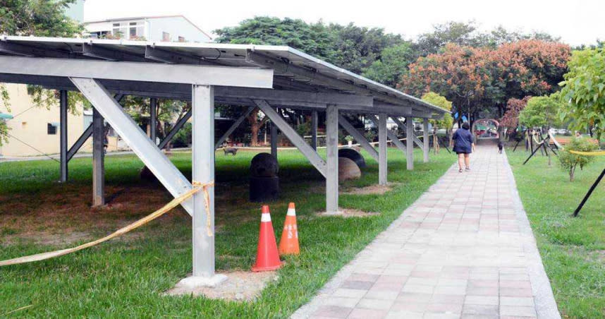 屏東市永新公園架設太陽能板，嚴重影響民眾休閒空間，讓市民怒批「離譜至極」。（圖／中國時報林和生攝）