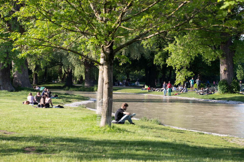 Mehr Pflanzen und unversiegelte Flächen sind nötig, um städtische Wärmeinseln zu vermeiden und das Stadtklima zu verbessern. (Bild: Getty Images)