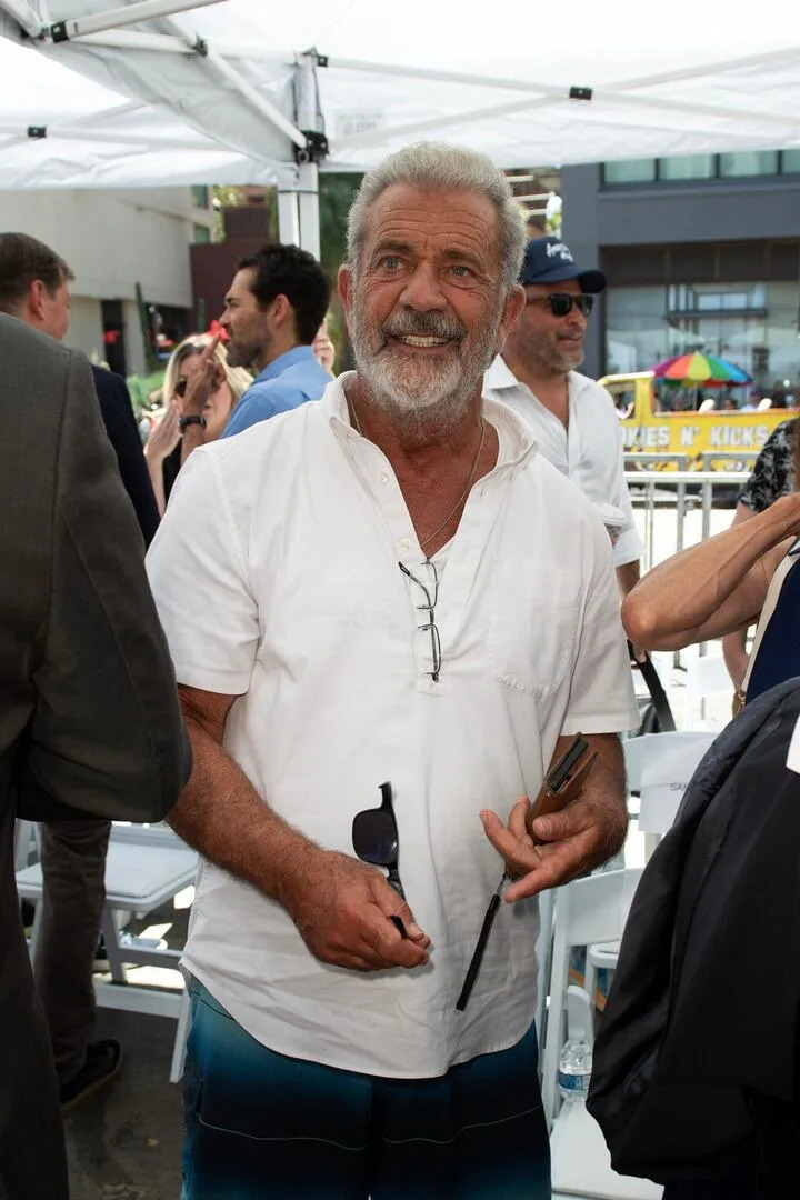 Con un bronceado extremo y como recién llegado de la playa: así apareció Mel Gibson en el Paseo de la Fama para apoyar a su amigo y colega, Vince Vaughn