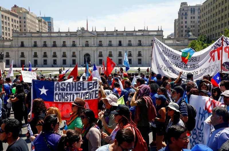 Imagen de archivo de manifestantes protestando frente al Palacio de La Moneda, en Santiago, Chile