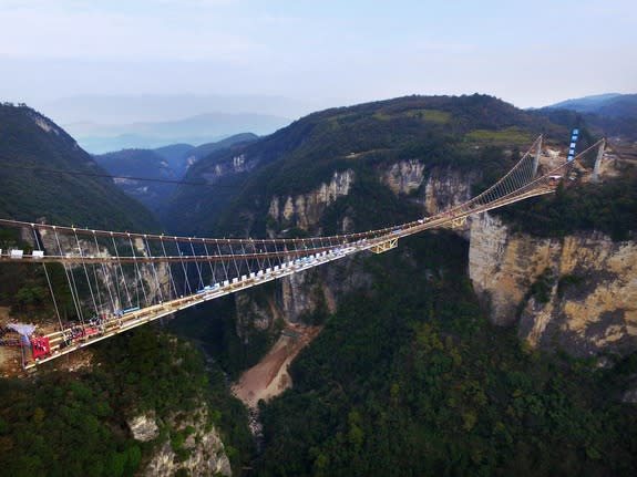 Zhangjiajie Grand Canyon Skywalk's Steel Beams Get Completed