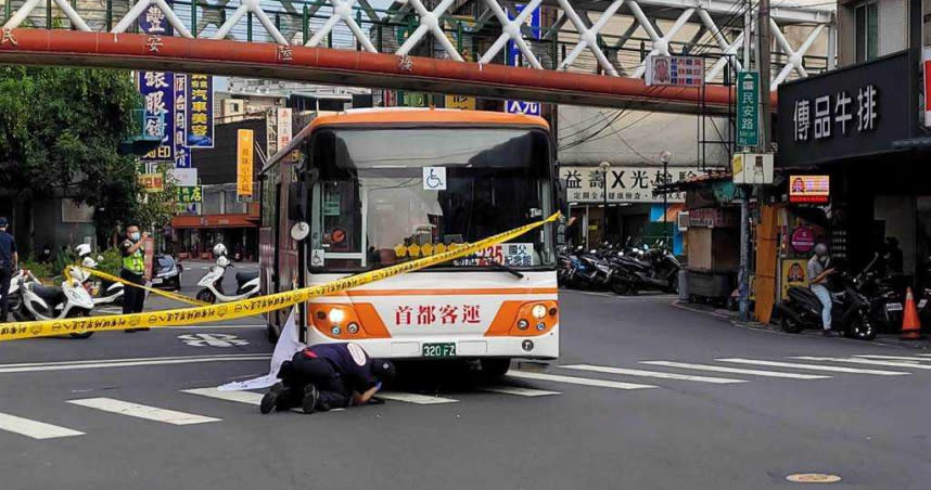 拾荒老人遭公車撞死卡前輪，目擊者嚇傻急報警。（圖／民眾提供）