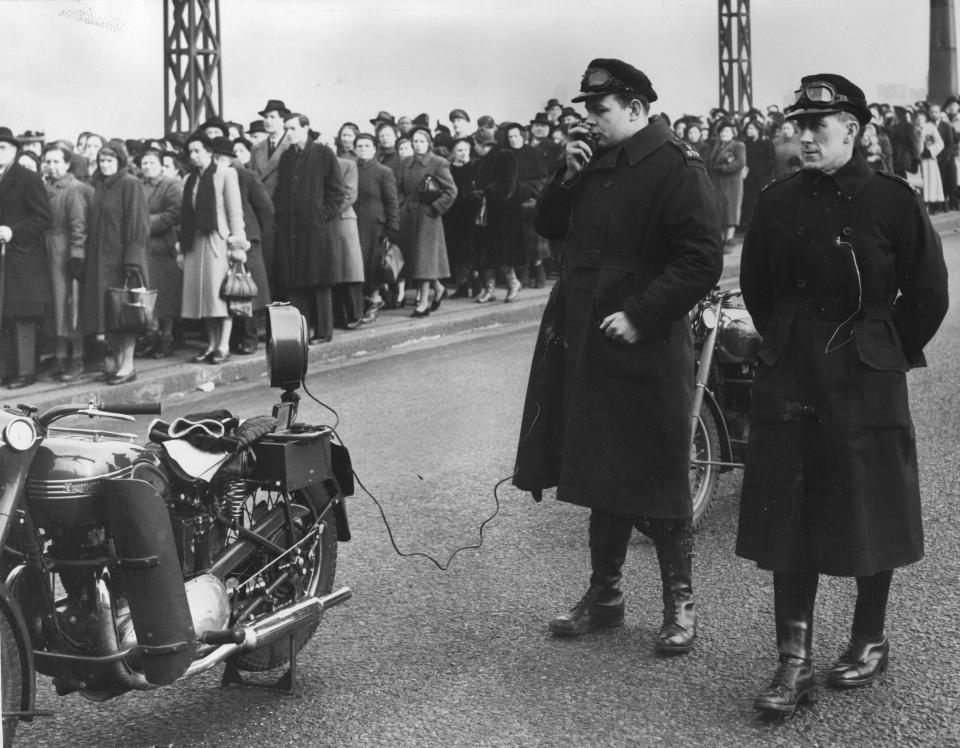 13th February 1952:  Police organising crowds of people queuing to pay their last respects to King George VI in Westminster Hall. The line stretched across Lambeth Bridge down to Albert Embankment to Westminster Bridge where it turned back.  (Photo by Don Price/Fox Photos/Getty Images)