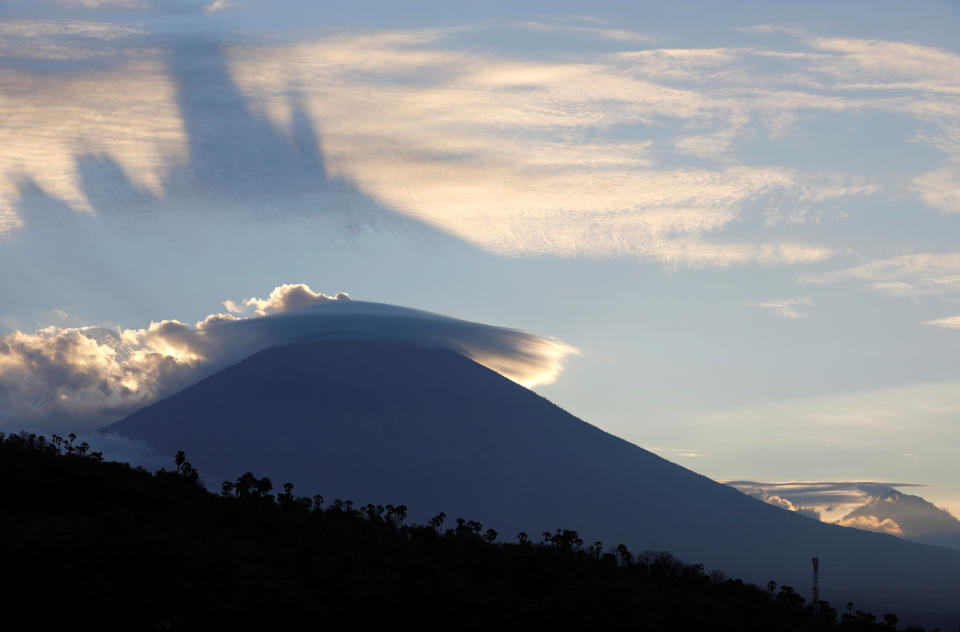 <p>The sun sets behind Mount Agung, a volcano on the highest alert level, from Amed on the resort island of Bali, Indonesia on Sept. 25, 2017. (Photo: Darren Whiteside/Reuters) </p>