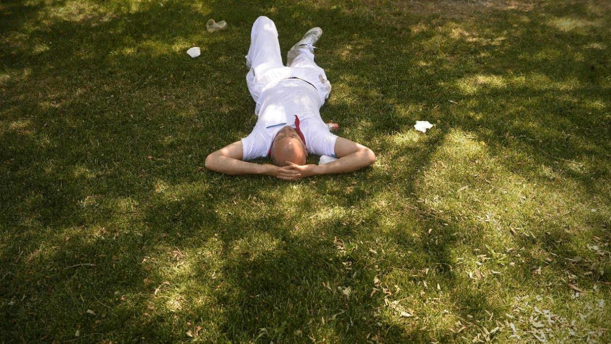 Un homme faisant la sieste dans un parc (photo d'illustration). - Miguel Riopa - AFP