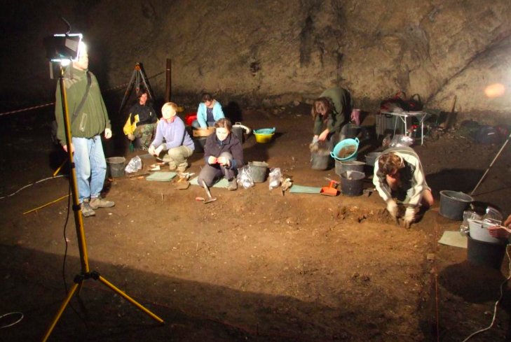 Investigadores en la cueva polaca. Foto: Paweł Valde-Nowak