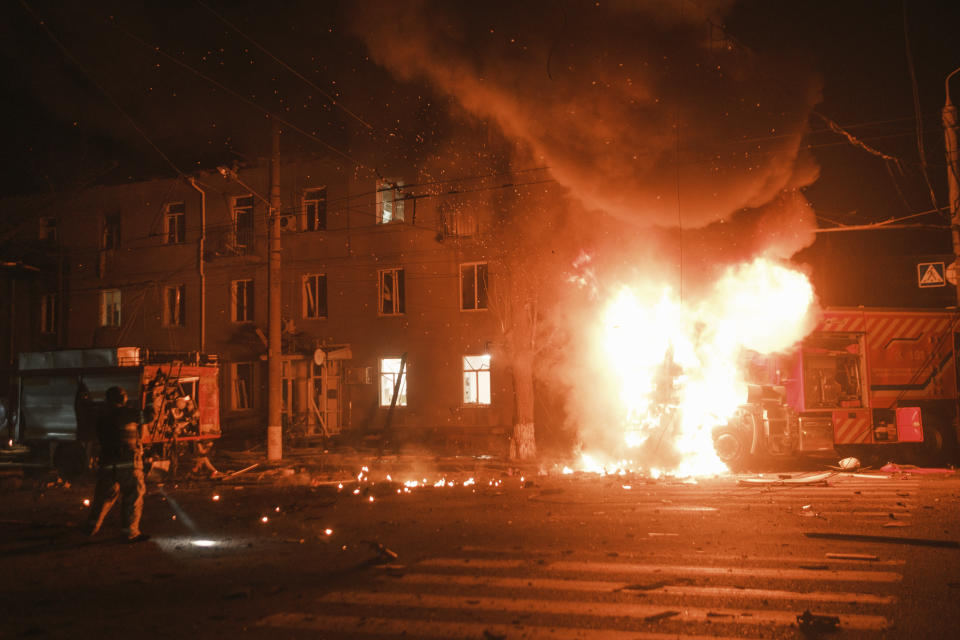 Un camión de bomberos, en una zona residencial donde un ataque ruso con drones causó un incendio, en Járkiv, Ucrania, el 4 de abril de 2024. (AP Foto/George Ivanchenko)