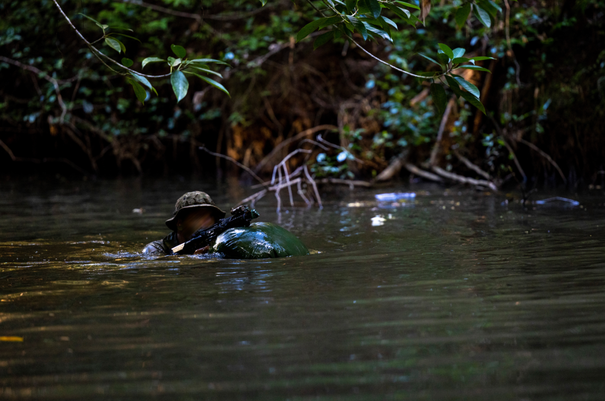 Ein Marine Raider des Marine Forces Special Operations Command durchquert einen Fluss während eines Dschungelbeweglichkeitskurses am 4. August 2023. - Copyright: U.S. Marine Corps photo by Cpl. Henry Rodriguez