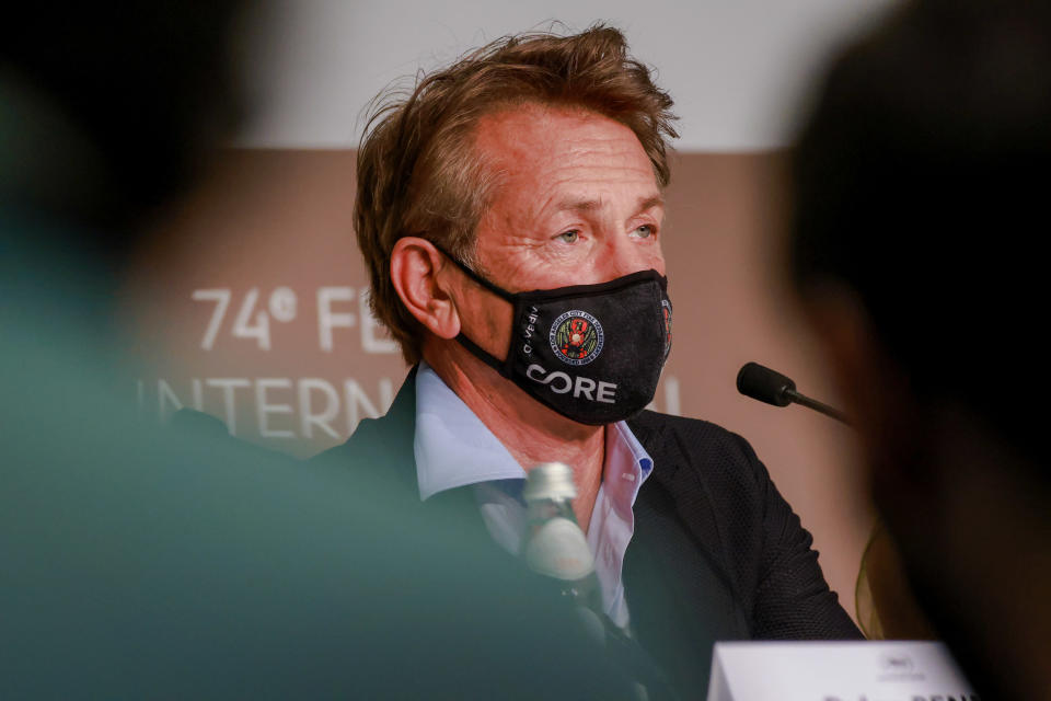 Photo of Sean Penn wearing a mask